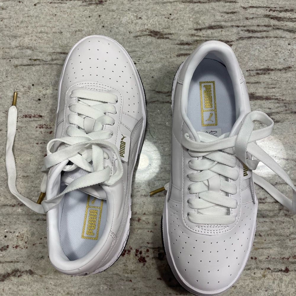 Never worn puma sneakers